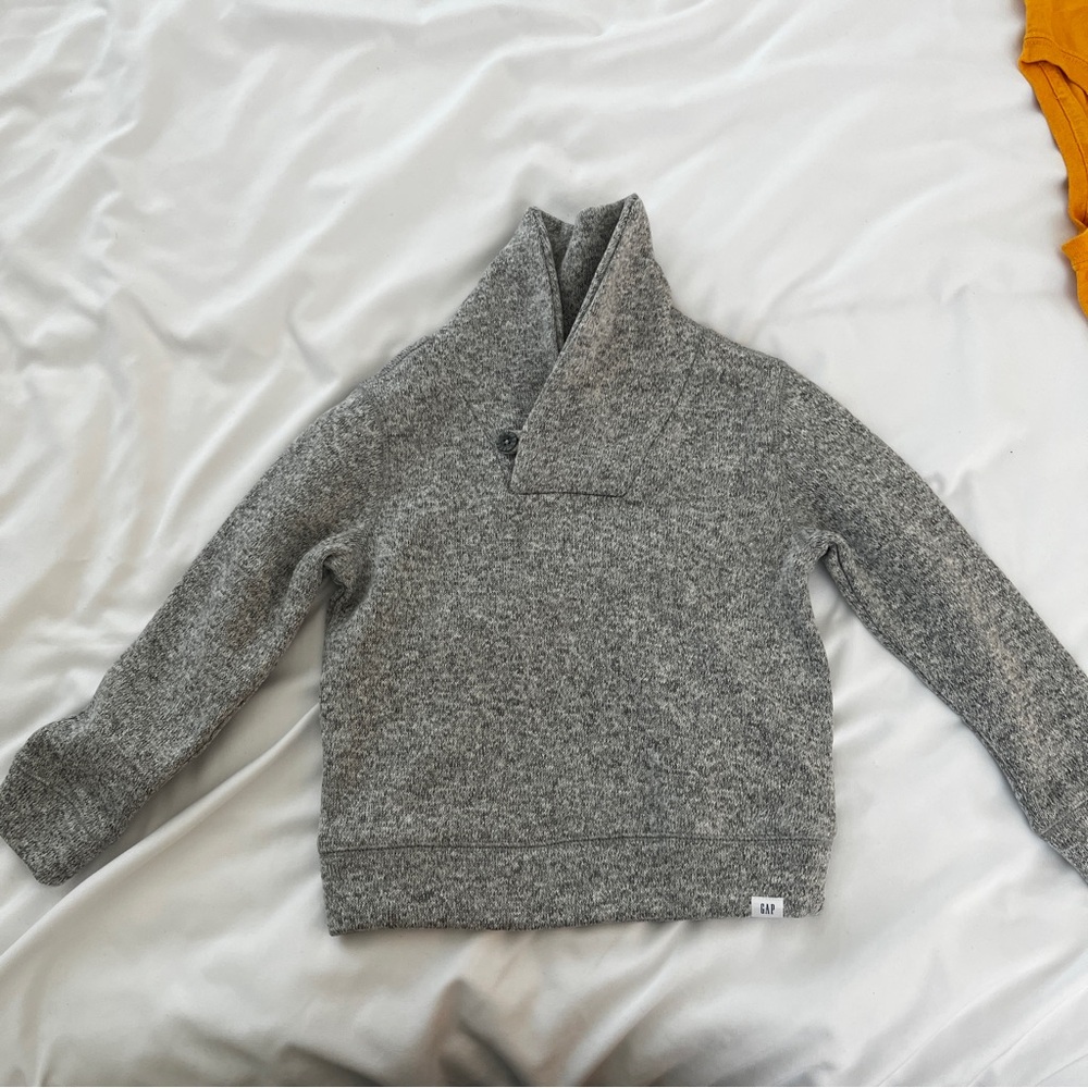 Baby Gap Heather grey shawl fleece pullover sweater with button detail, size 5T